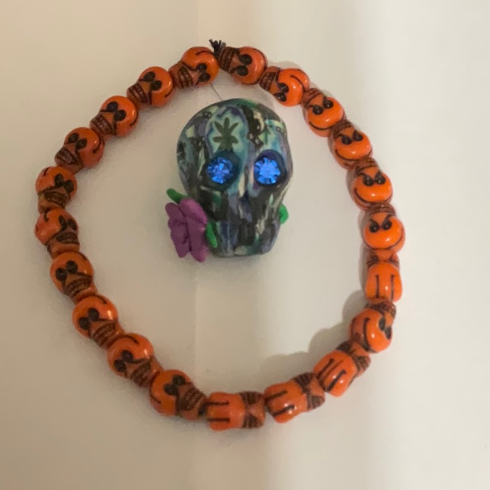 Skeleton head bead and skeleton heads bracelet
